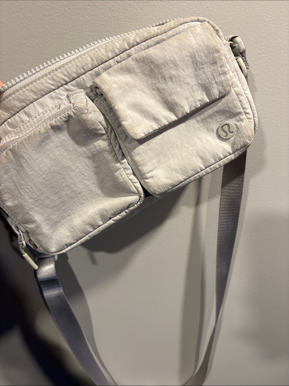 lululemon athletica light gray crossbody bag